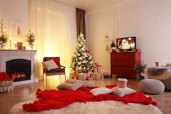 Κομψό Σαλόνι Εσωτερικό Τηλεόραση Χριστουγεννιάτικο Δέντρο Και Τζάκι — Φωτογραφία Αρχείου