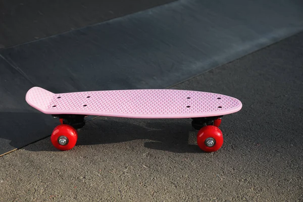 Современный Розовый Скейтборд Красными Колесами Асфальтированной Дороге — стоковое фото