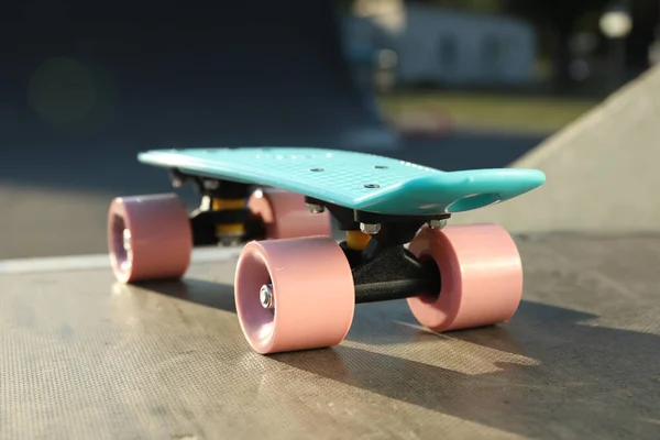 Moderne Lichtblauwe Skateboard Met Roze Wielen Top Van Helling Buiten — Stockfoto