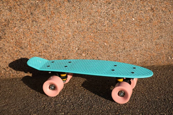 Skate Azul Claro Com Rodas Rosa Asfalto Livre — Fotografia de Stock