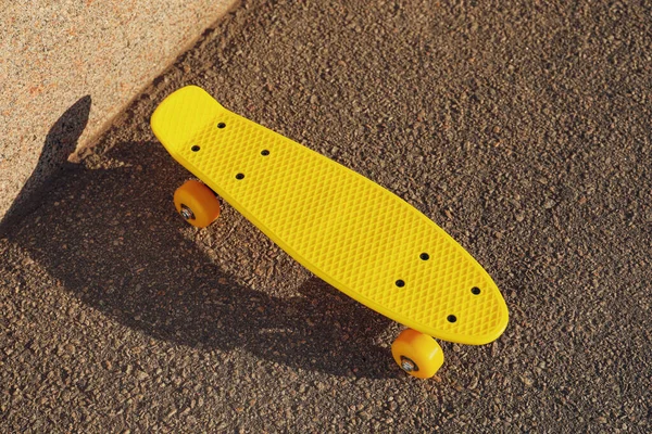 Κομψό Κίτρινο Skateboard Στην Άσφαλτο Εξωτερικούς Χώρους Πάνω Άποψη — Φωτογραφία Αρχείου