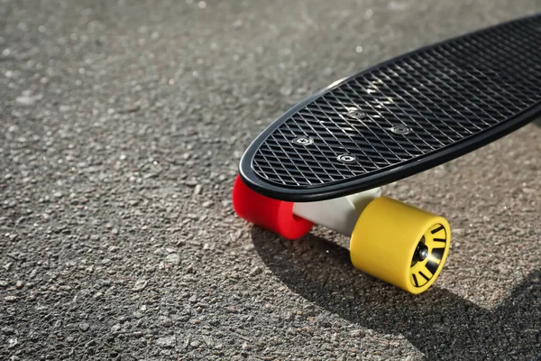 Zwart Skateboard Met Kleurrijke Wielen Asfalt Buiten Close — Stockfoto