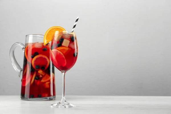 Vidro Jarro Sangria Vermelha Mesa Madeira Branca Contra Fundo Cinza — Fotografia de Stock