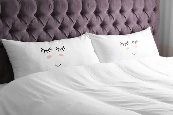 Weiche Kissen Mit Niedlichen Gesichtern Auf Bequemem Bett — Stockfoto