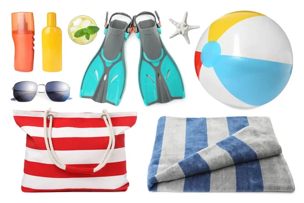 Set Avec Serviette Autres Accessoires Plage Sur Fond Blanc — Photo