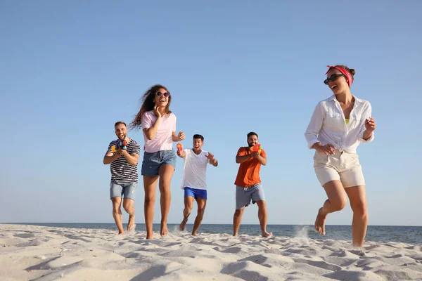 Group Friends Water Guns Having Fun Beach — Stock Photo, Image