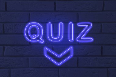 QUIZ kelimesi koyu tuğlalı arkaplanda bulunan neon harflerden oluşur