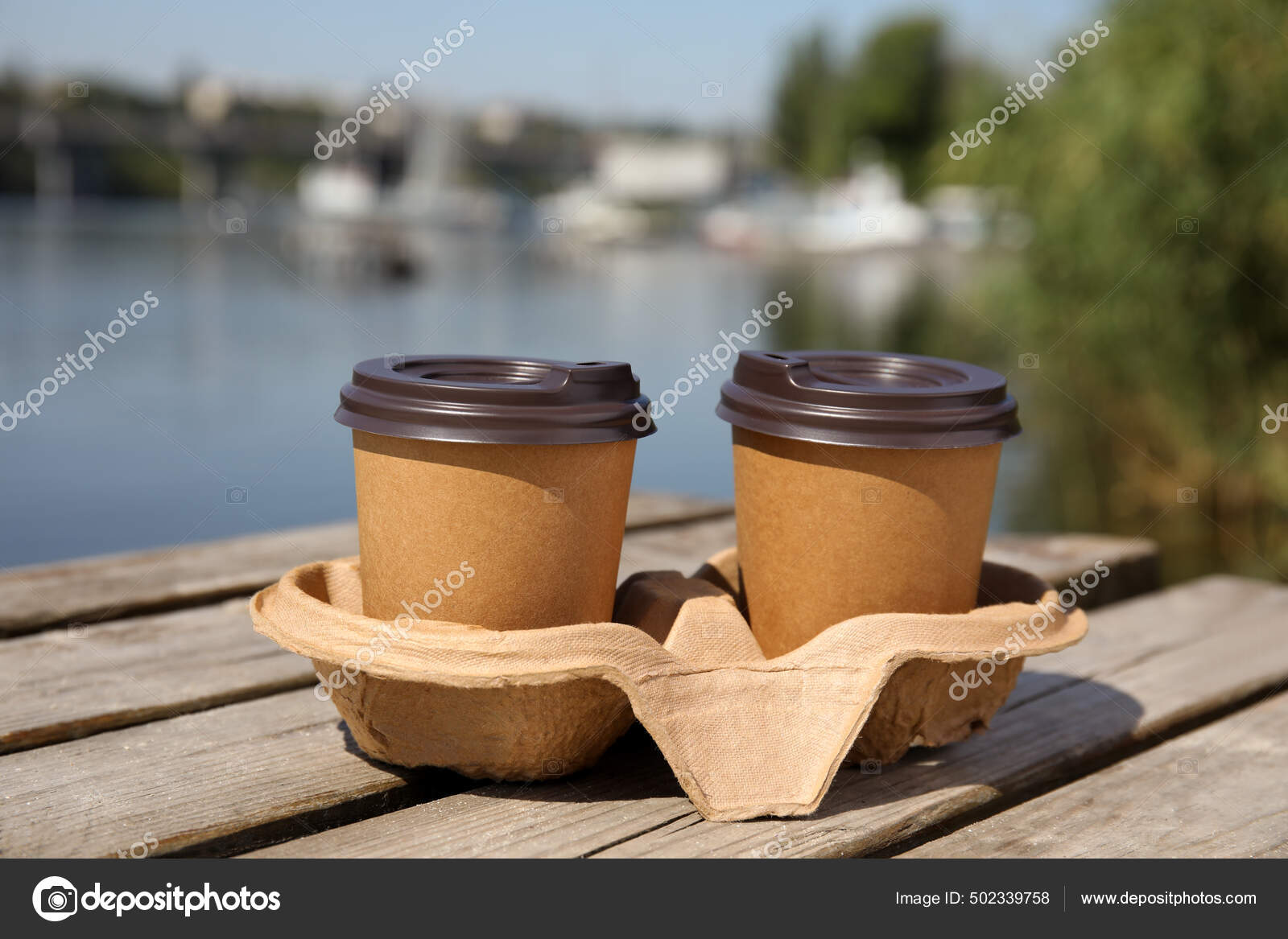Tazas Café Papel Para Llevar Con Tapas Plástico Soporte Cartón: fotografía  de stock © NewAfrica #502339758