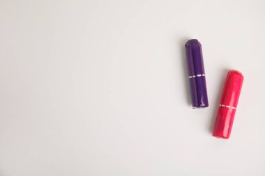 Hafif arka planda tamponlar, düz yatış. Metin için boşluk