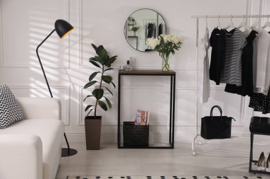 Odadaki konsol masasının yanındaki kıyafetlerle dizilin. İç tasarım