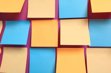 Mor arkaplanda pek çok renkli etiket var.