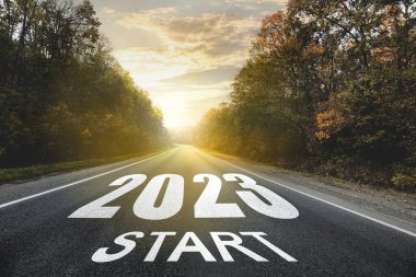 Yeni yıla yeni vizyon ve fikirlerle başla. Asfalt yolda 2023 sayı