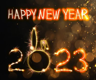 Karanlık arka planda havai fişekten yapılmış mutlu 2023 yılı mesajı. Tebrik kartı tasarımı