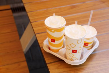 MYKOLAIV, UKRAINE - 11 Ağustos 2021: Cold McDonald 's Kafe' deki masada içecekler