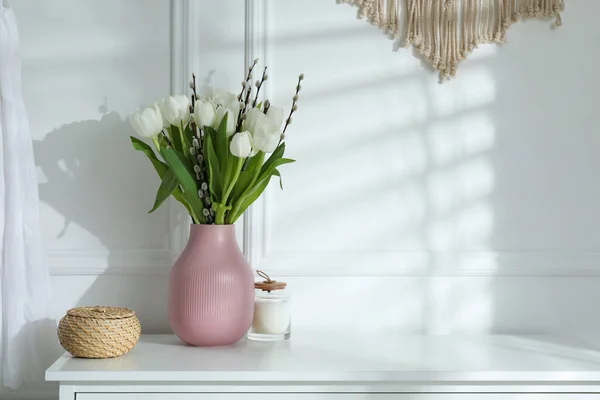 Schöner Strauß Aus Weidenzweigen Und Tulpen Der Vase Drinnen Platz — Stockfoto