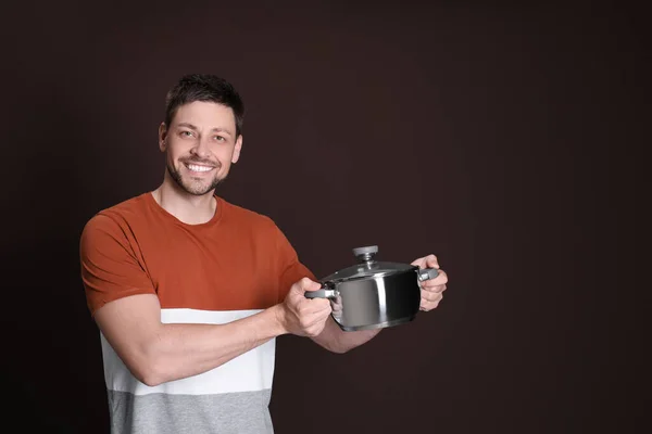 Hombre Feliz Con Hierba Sobre Fondo Oscuro Espacio Para Texto — Foto de Stock