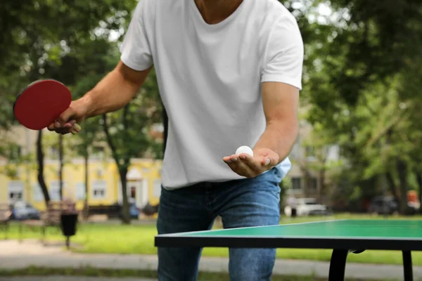 Homem Jogando Ping Pong Parque Close — Fotografia de Stock