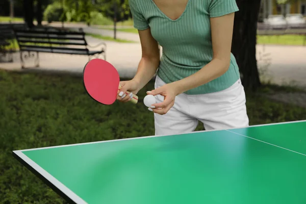 Νεαρή Γυναίκα Παίζει Πινγκ Πονγκ Στο Πάρκο Κοντινό Πλάνο — Φωτογραφία Αρχείου