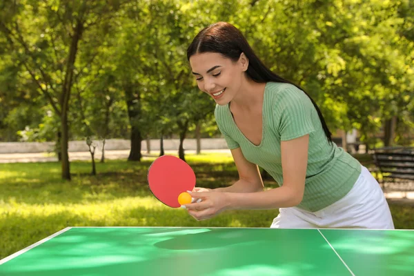 Mujer Joven Jugando Ping Pong Parque —  Fotos de Stock