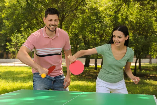 Casal Feliz Jogar Ping Pong Parque — Fotografia de Stock