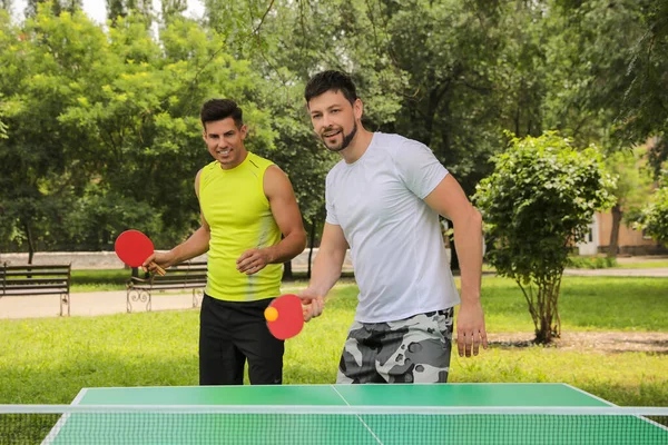 Άντρες Που Παίζουν Πινγκ Πονγκ Στο Πάρκο Την Καλοκαιρινή Μέρα — Φωτογραφία Αρχείου