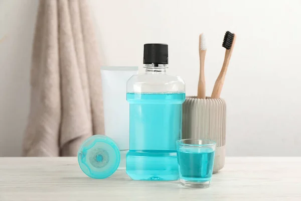 Mundspülung Und Andere Mundhygieneprodukte Auf Weißem Holztisch Badezimmer — Stockfoto