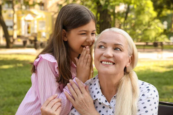 Femme Mûre Avec Petite Fille Dans Parc — Photo