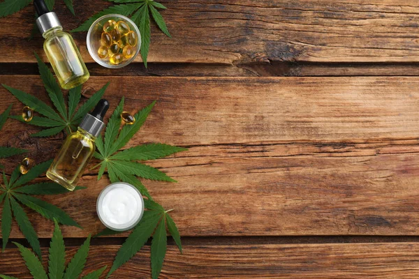 Cbd Yağı Thc Tentür Ahşap Masa Üzerinde Kenevir Yaprakları Düz — Stok fotoğraf