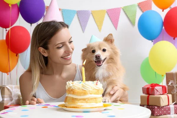 Mujer Feliz Celebrando Cumpleaños Mascota Habitación Decorada —  Fotos de Stock