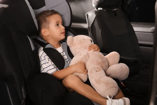 Niño Pequeño Abrochado Con Cinturón Seguridad Coche Asiento Niño Sosteniendo — Foto de Stock