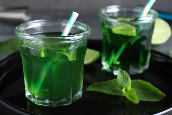 Delicioso Licor Menta Con Hojas Verdes Lima Bandeja Negra Primer — Foto de Stock