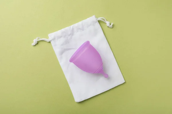 Menstruatiebeker Met Katoenen Zak Groene Achtergrond Bovenaanzicht — Stockfoto