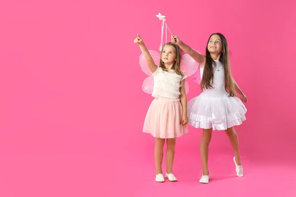 Nette Kleine Mädchen Feenkostümen Mit Flügeln Und Zauberstab Auf Rosa — Stockfoto