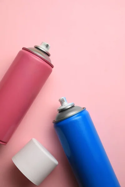 Δοχεία Από Διάφορα Χρώματα Γκράφιτι Σπρέι Ροζ Φόντο Επίπεδη Lay — Φωτογραφία Αρχείου