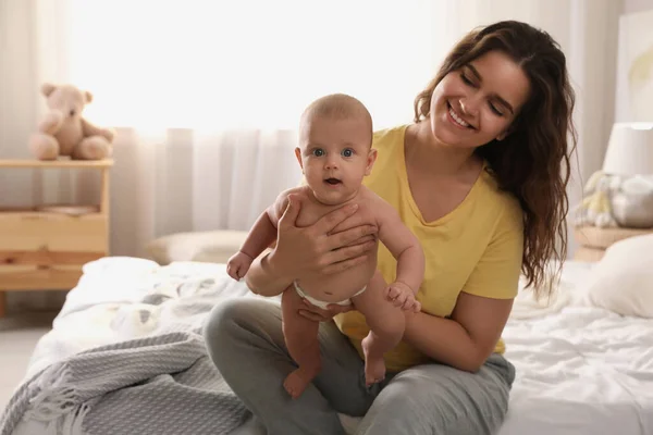 Felice Giovane Madre Con Suo Bambino Carino Sul Letto Casa — Foto Stock