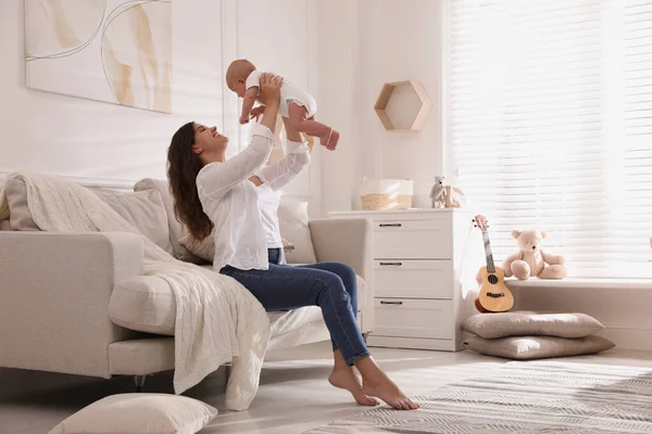 Feliz Joven Madre Con Lindo Bebé Sofá Casa —  Fotos de Stock