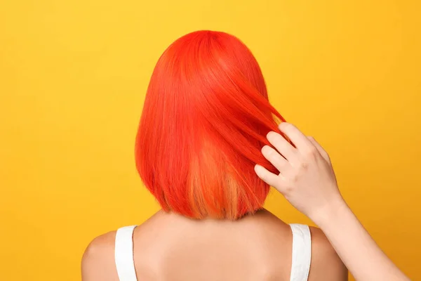 Estilista Profissional Jovem Mulher Com Cabelo Tingido Brilhante Fundo Laranja — Fotografia de Stock