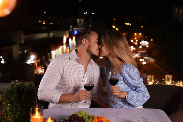 Romantisch Paar Met Glazen Rode Wijn Zoenen Cafe Terras Nachts — Stockfoto