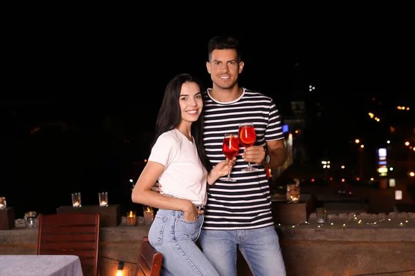 Pareja Romántica Con Vasos Cócteles Terraza Cafetería Por Noche —  Fotos de Stock