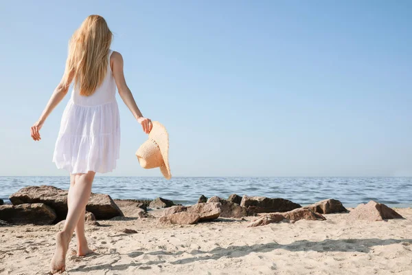 Νεαρή Γυναίκα Που Περπατά Κοντά Στη Θάλασσα Την Ηλιόλουστη Μέρα — Φωτογραφία Αρχείου