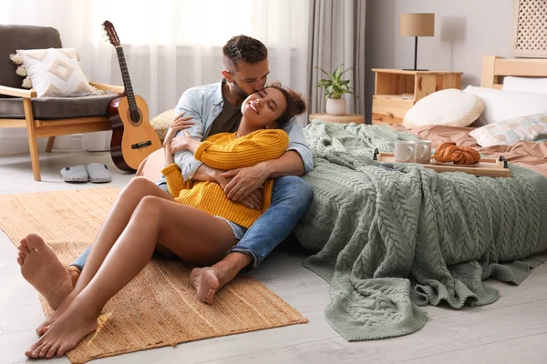 Preciosa Pareja Disfrutando Del Tiempo Juntos Piso Dormitorio — Foto de Stock