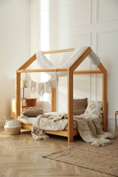 Elegante Habitación Infantil Interior Con Cama Casa —  Fotos de Stock
