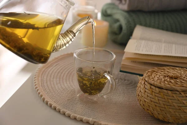 Odadaki Masada Fincana Taze Demlenmiş Çay Dolduruyor Yakın Plan Sıcak — Stok fotoğraf