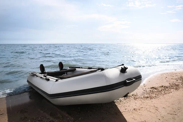 Bateau Pêche Caoutchouc Gonflable Sur Une Plage Sable Près Mer — Photo