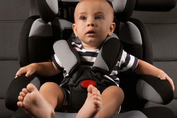 Netter Kleiner Junge Sitzt Kindersitz Auto — Stockfoto