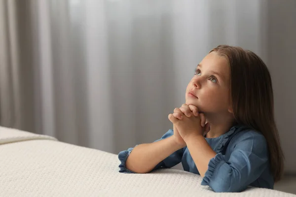 Nettes Kleines Mädchen Mit Zusammengeklammerten Händen Die Schlafzimmer Das Gute — Stockfoto