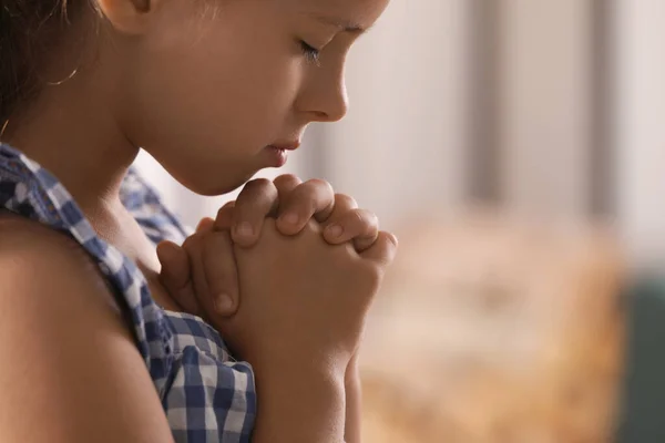 Söt Liten Flicka Med Händerna Knäppte Ihop Suddig Bakgrund Närbild — Stockfoto