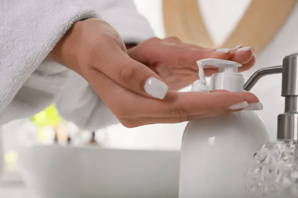 Genç Kız Banyoda Jel Kullanıyor Yakın Plan Cilt Bakımı Kozmetik — Stok fotoğraf