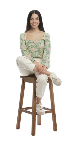 Güzel Genç Bir Kadın Beyaz Arka Planda Taburede Oturuyor — Stok fotoğraf