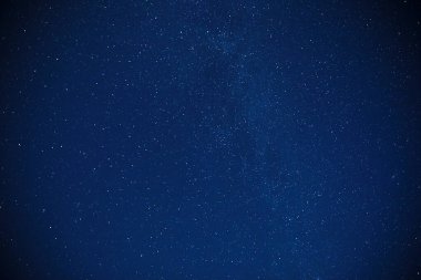 Geceleri yıldızlı gökyüzünün resimli görüntüsü
